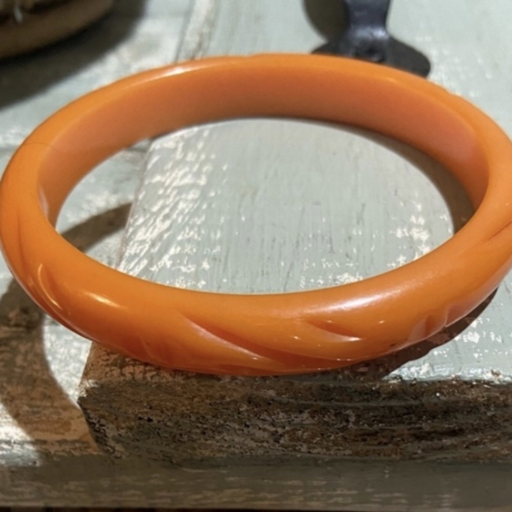 Vtg. Hand-carved Bakelite Bangle Orange - Picture 3 of 9